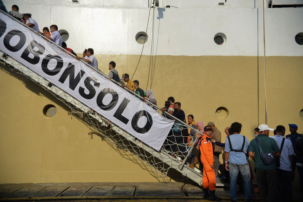 Pemudik mengantre masuk ke dalam kapal di Pelabuhan Tanjung Priok, Jakarta Utara, Sabtu (15/4/2023). 