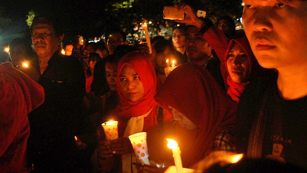  Warga memadati Lapangan Merdeka, Balikpapan, Kalimantan Timur, dan menyalakan lilin sebagai simbol cahaya yang menerangi persatuan dan keadilan Indonesia, Jumat (12/5) 