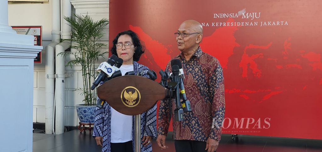 Ketua Kelompok Penyelenggara Pemungutan Suara TPS 10 RW 002 Gambir Hamdy Basjar dan anggotanya Maria Lavya memberikan keterangan kepada wartawan seusai mengantarkan surat undangan untuk memberikan suara kepada Presiden Joko Widodo, Senin (12/2/2024).