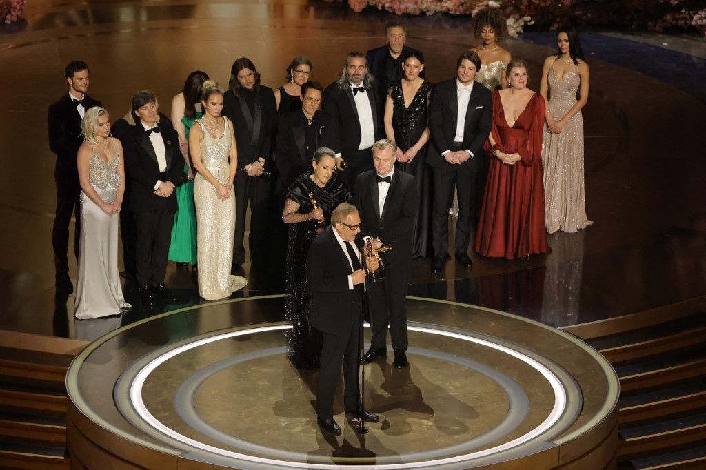 Segenap kru dan bintang film <i>Oppenheimer</i> berkumpul di panggung saat menerima piala Oscar untuk Film Terbaik di 96th Annual Academy Awards di Dolby Theatre, Hollywood, California, AS, Minggu (10/3/2024) malam waktu setempat.  