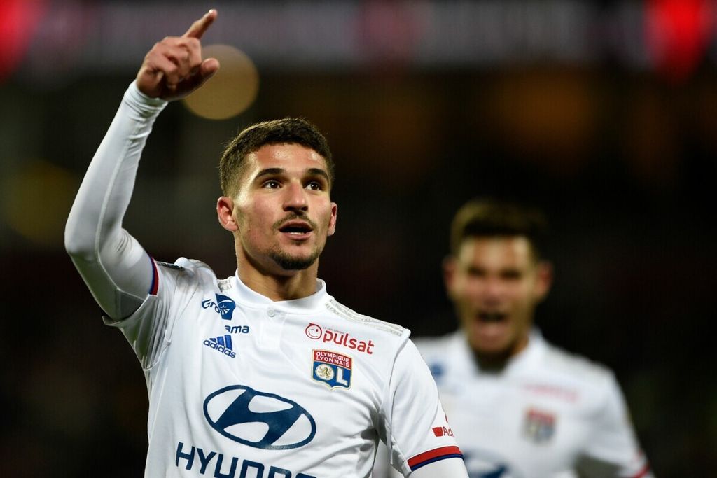 Gelandang Olympique Lyon, Houssem Aouar, merayakan golnya ke gawang Metz di Liga Perancis pada 21 Februari 2020 lalu. 