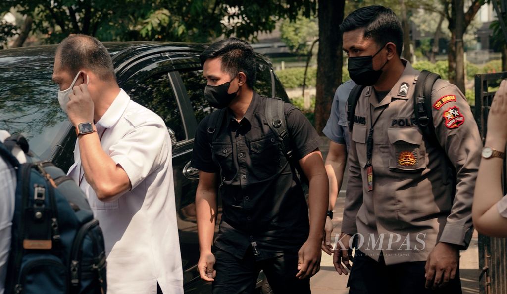 Bhayangkara Dua E (tengah, baju hitam) tiba di Kantor Komnas HAM, Jakarta, Selasa (26/7/2022). Komnas HAM meminta keterangan dari ajudan Kepala Divisi Profesi dan Pengamanan Polri (nonaktif) Inspektur Jenderal Ferdy Sambo terkait peristiwa baku tembak di rumah dinas Irjen Ferdy Sambo. 