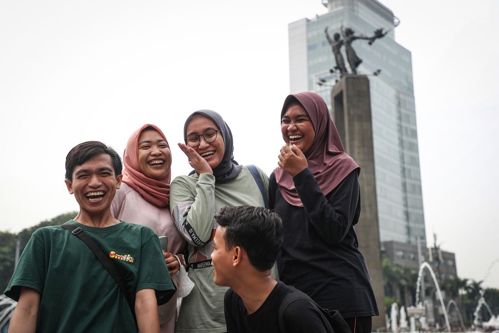 Sekelompok remaja bergurau saat hari bebas kendaraan bermotor atau <i>car free day</i> di kawasan Bundaran HI, Jakarta, Minggu (28/5/2023).