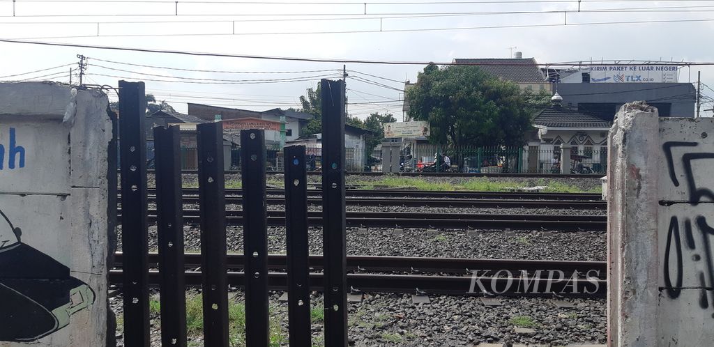 Celah di tembok pembatas rel kereta Jakarta-Bekasi di pinggir Jalan Bekasi Timur Raya, Jakarta Timur, Kamis (4/5/2023). Celah ini membahayakan karena memudahkan orang memasuki jalur kereta dan melanggar aturan perkeretaapian.