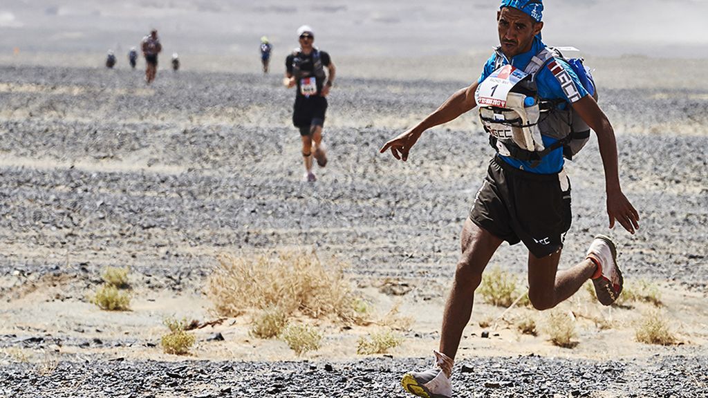 Pelari Maroko,  Rachid el-Morabity, melakukan selebrasi setelah melewati garis finis pada etape terakhir lomba lari Marathon des Sables di gurun Sahara yang berada di sisi selatan Maroko, Jumat (14/4). Lomba maraton edisi ke-32 ini terdiri atas enam etape, berlangsung  tujuh hari, dan menempuh jarak 250 kilometer melintasi bentang alam yang keras serta iklim yang tidak ramah bagi manusia.