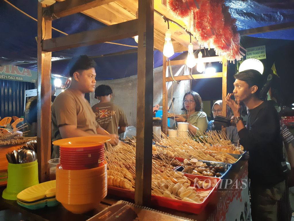 Suasana di Angkringan Toxsik yang terletak di Jalan Teuku Umar, Kota Bandar Lampung, Minggu (13/8/2023) malam. Usaha angkringan yang dirintis anak-anak muda saat ini tengah menjadi tren di Bandar Lampung.