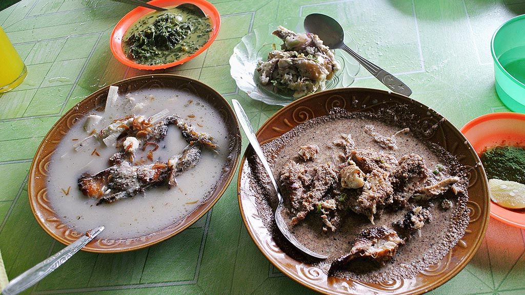 Holat, anyang, sambal tuk-tuk, dan sayur ubi rebus di Warung  Holat Bu Dedek, Rantau Prapat, Labuhan Batu, Sumatera Utara. 
