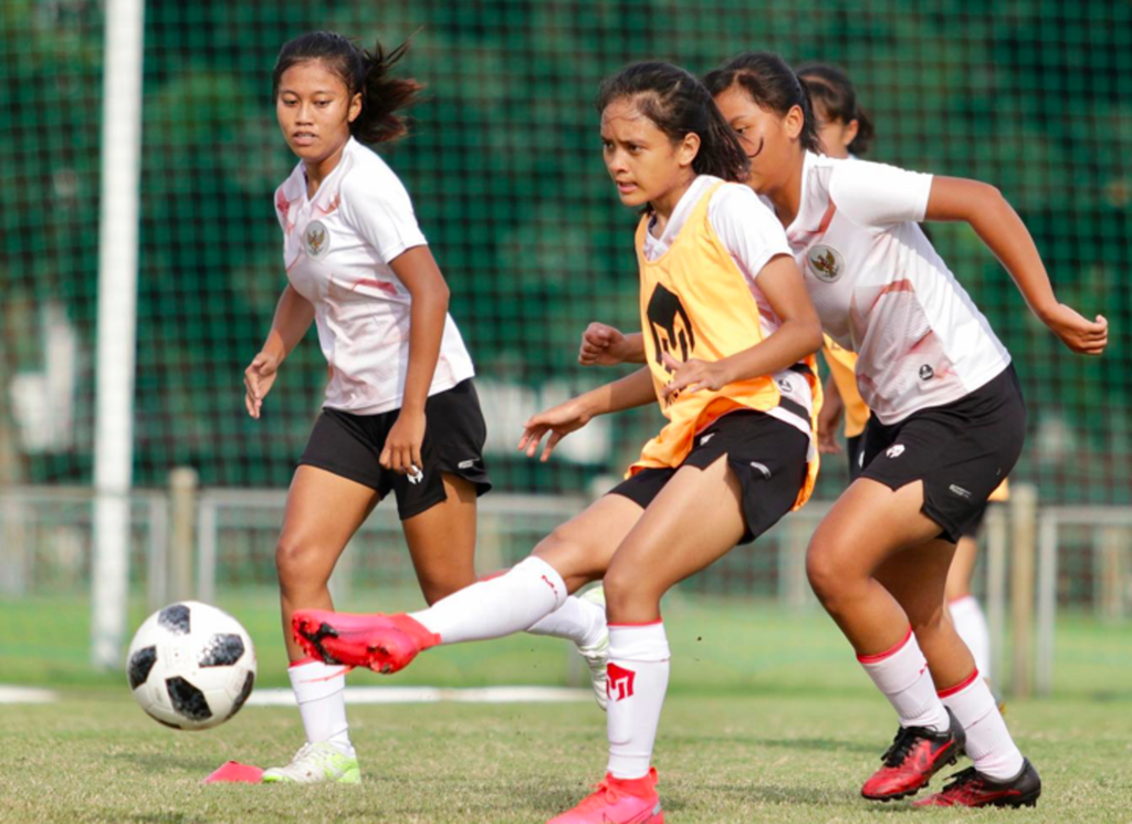 Pesepak bola putri Hanipa Halimatusyadiah Suandi menjalani pemusatan latihan bersama timnas Indonesia, di Senayan, Jakarta, pada 12 Maret 2021.