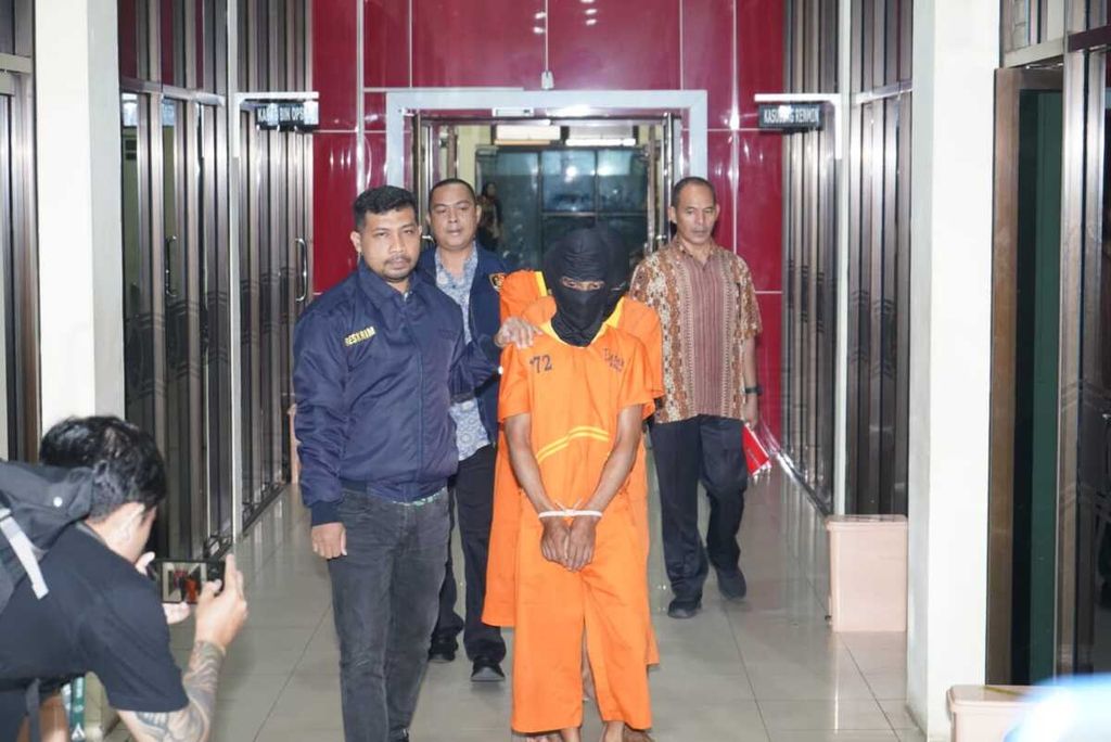Polisi membawa tersangka pengedar sabu seberat 10,4 kilogram di Polda Kaltim, Balikpapan, Kalimantan Timur, Jumat (7/6/2024).