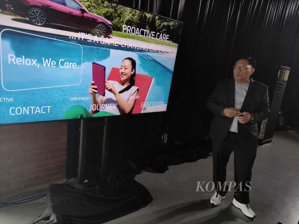 Technical Manager of BMW Indonesia, Ristian Dwi Karsanto, gave an explanation during the Media Technology Workshop: Explore Connected Drive in Indonesia with the Legendary 3 Series in Jakarta on Thursday (16/5/2024).