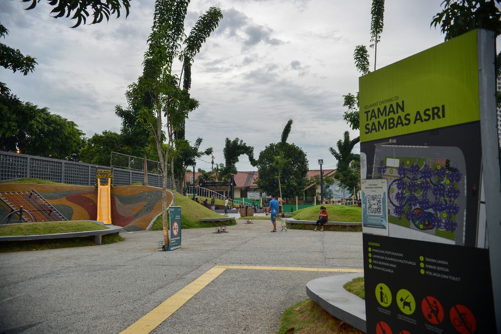 Sejumlah warga beraktivitas di Taman Sambas Asri, Jalan Panglima Polim, Jakarta Selatan, Rabu (25/1/2023). 