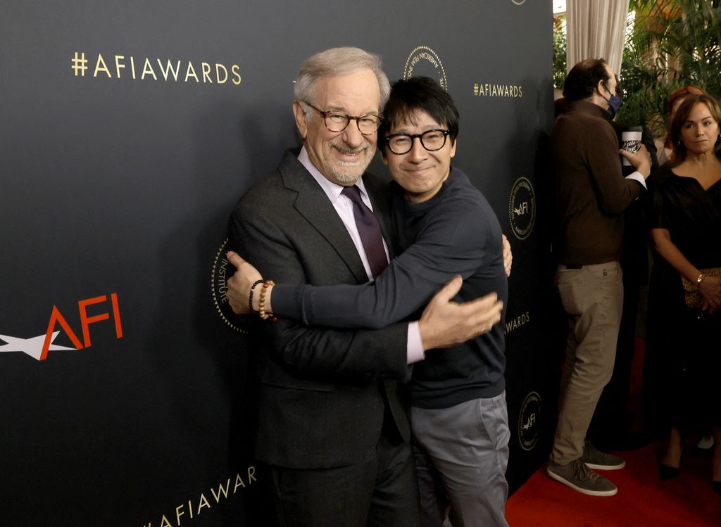 Sutradara kenamaan Steven Spielberg dan aktor Ke Huy Quan menghadiri AFI Awards Luncheon di Four Seasons Hotel, Los Angeles, California, Amerika Serikat, Jumat (13/1/2023).