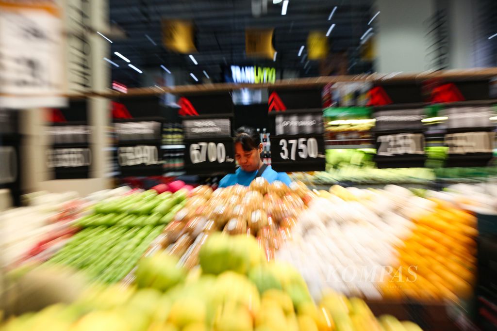 Pengunjung berbelanja di supermarket ritel Transmart di Jakarta, Rabu (8/11/2023). Konsumsi rumah tangga menjadi tumpuan utama pembentukan produk domestik bruto (PDB) nasional ketika kinerja ekspor dan impor tidak dapat diandalkan akibat ekonomi dunia yang sedang melemah.