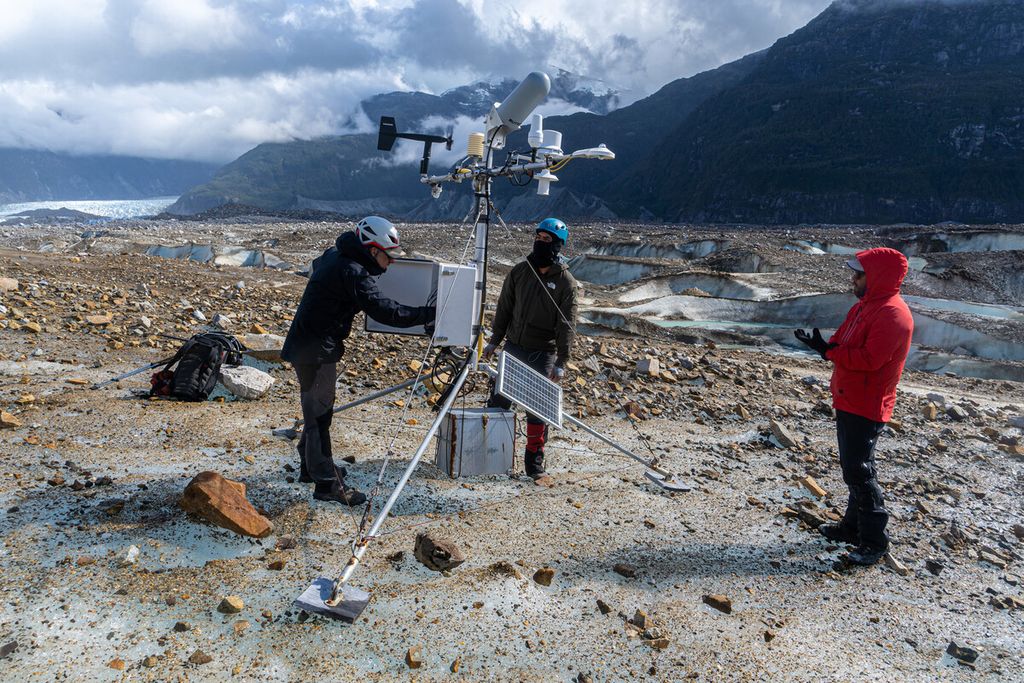 Para ilmuwan melakukan penelitian di puncak gletser Exploadores di wilayah Aysen, Chili selatan, Senin (14/2/2022). 