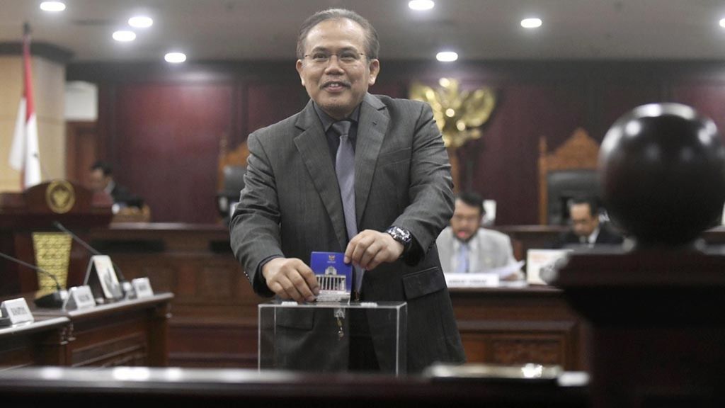 Hakim Konstitusi Aswanto memasukan surat suara ke dalam kotak suara saat voting untuk memilih Wakil Ketua Mahkamah Konstitusi periode 2019-2021 di Gedung Mahkamah Konstitusi, Jakarta, Senin (25/3/2019). Aswanto terpilih sebagai Wakil Ketua MK setelah kandidat lainnya Hakim Konstitusi I Dewa Gede Palguna mengundurkan diri dari pencalonan saat voting memasuki putaran yang ketiga.