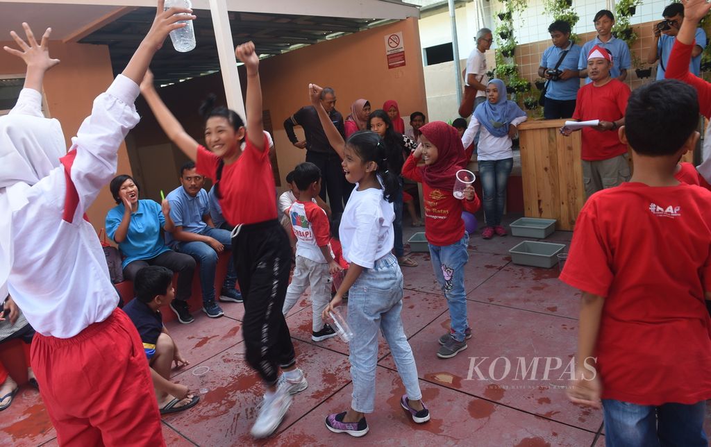 Kegembiraan anak penyandang disbilitas seusai mengikuti lomba memindahkan air berkelompok di Rumah Anak Prestasi, Surabaya, Sabtu (12/8/2023).