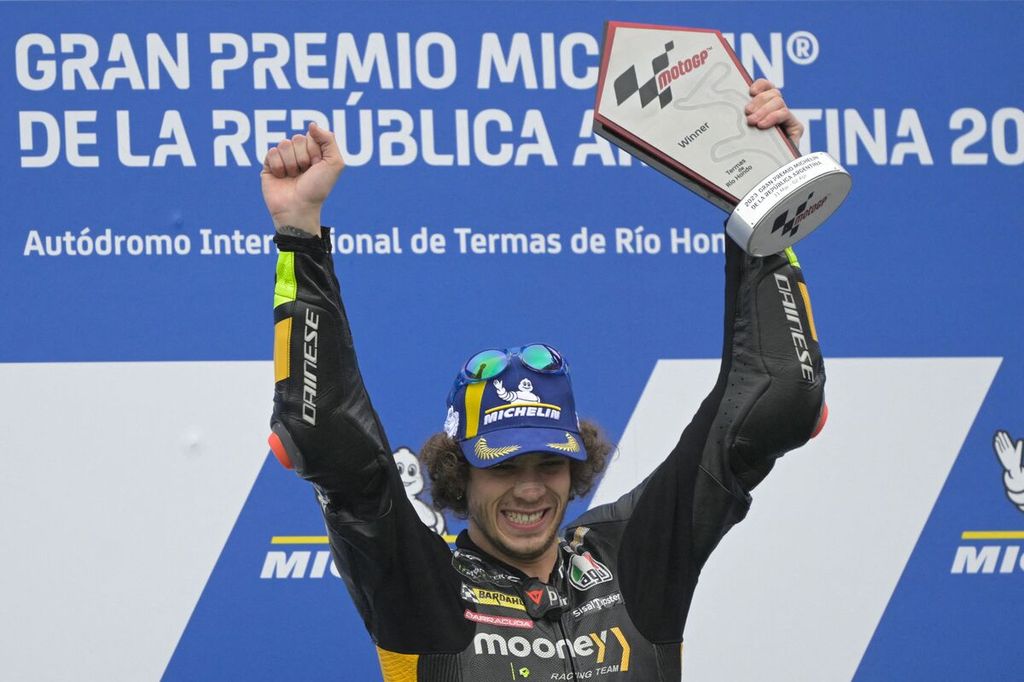 Pebalap tim Mooney VR46 Marco Bezzecchi merayakan kemenangan pertamanya pada ajang MotoGP seri Argentina di Sirkuit Termas de Rio Hondo, Kota Santiago del Estero, Argentina, Minggu (2/4/2023).