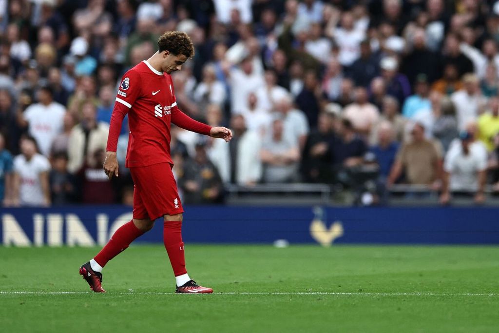 Ekspresi kekecewaan pemain Liverpool, Curtis Jones, saat menerima kartu merah pada laga versus Tottenham Hotspur dalam ajang Liga Inggris di London, 30 September 2023.