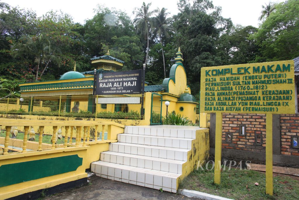 Kompleks makam tokoh-tokoh Kerajaan Riau-Lingga berlokasi di Pulau Penyengat, Kepulauan Riau. DI kompleksi ini dimakamkan antara lain pujanga kerajaan Raja Ali Haji yang mashyur dengan tulisan Gurindam Dua Belas. Foto diambil pada Kamis (17/10/2019).