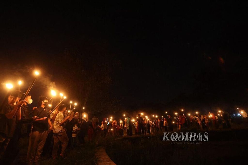 Residents take part in the takbiran parade in Ngaran Hamlet, Margokaton Village, Seyegan District, Sleman, DI Yogyakarta, Sunday (1/5/2022) evening.