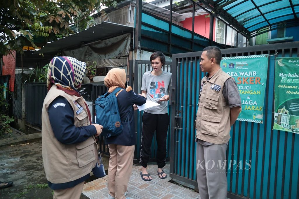 Komisi Pemilihan Umum Kota Tangerang Selatan melakukan verifikasi faktual keanggotaan partai politik di sebuah rumah salah seorang anggota Partai Gelora di kawasan Pamulang, Tangerang Selatan, Banten, Selasa (25/10/2022). 