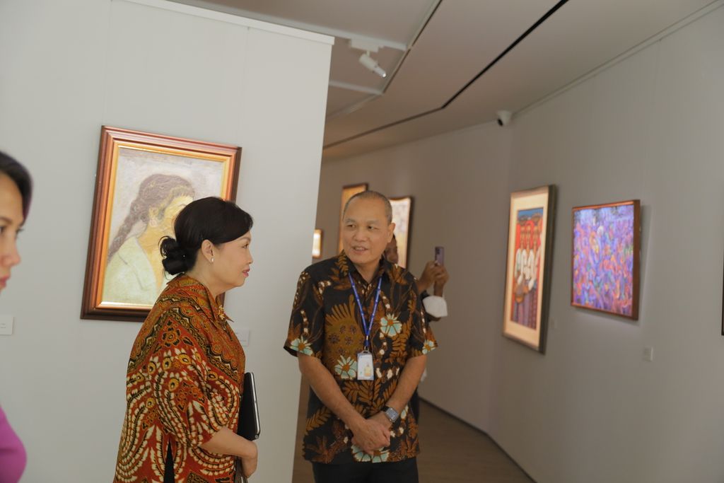 Presiden Direktur CIMB Niaga Lani Darmawan (kiri) didampingi CEO Kompas Gramedia Liliek Oetama menyaksikan sejumlah karya seni yang dipajang di Bentara Budaya Art Gallery, Menara Kompas, Jakarta, Jumat (6/10/2023).