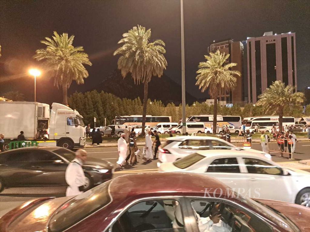 Kepadatan lalu lintas di kawasan Syisya, Mekkah, Arab Saudi, saat puncak haji pada Kamis (29/6/2023). Syisya termasuk kawasan yang berdekatan dengan Mina, tempat jutaan Muslim melempar jumrah. Kepadatan semacam ini tak pernah dijumpai pada dasawarsa 1980-an. 