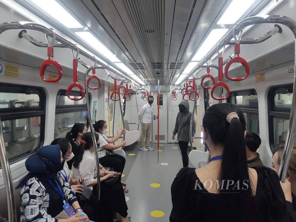 Peserta Train to Apocalypse saat berada di gerbong LRT pada Jumat (12/8/2022) sore.