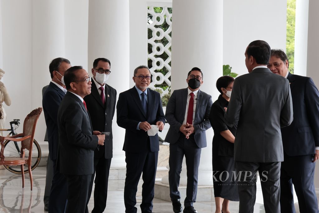 Presiden Joko Widodo berbincang dengan para menteri sembari menanti kehadiran Presiden Vietnam Nguyen Xuan Phuc di Istana Kepresidenan Bogor. Presiden Vietnam melakukan kunjungan kenegaraan, Kamis (21/12/2022).