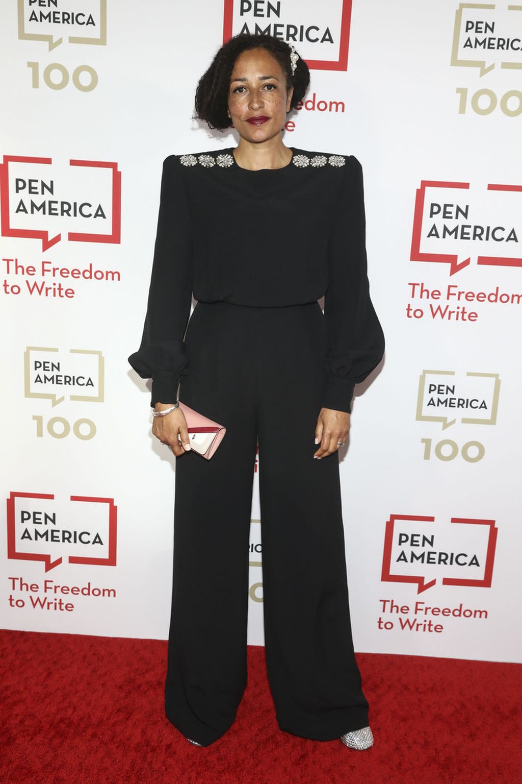 Novelis Zadie Smith menghadiri acara PEN America Literary Gala di American Museum of Natural History, Senin (23/5/2022), di New York, Amerika Serikat. 