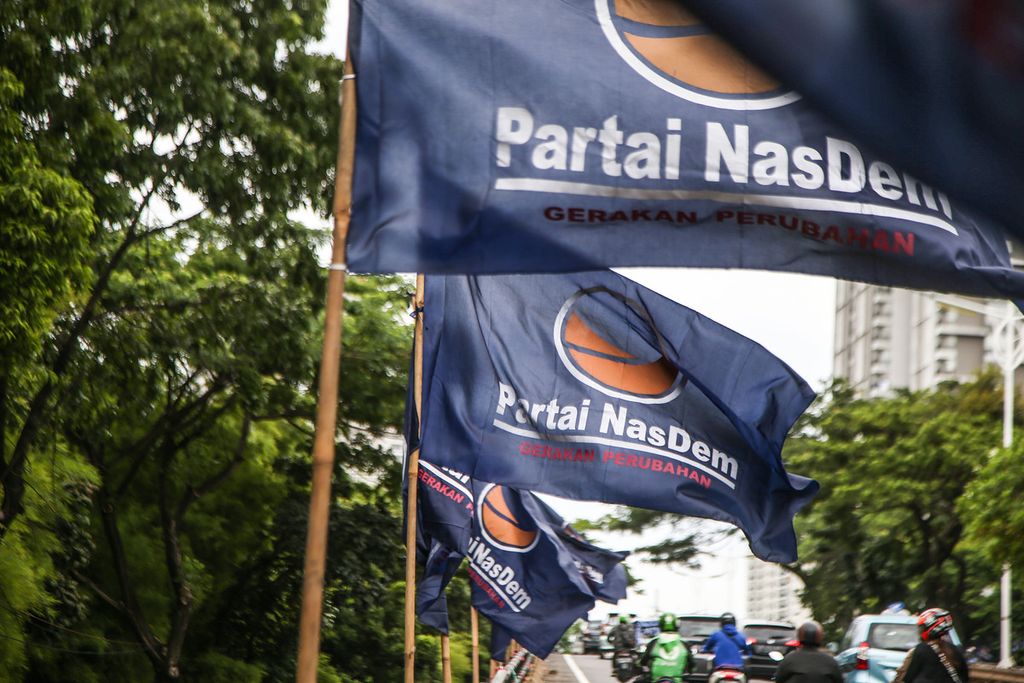 Ratusan bendera Partai Nasdem terpasang di sepanjang jalan layang Simprug, Kebayoran Lama, Jakarta, Rabu (10/11/2021). Partai Nasdem akan berulang tahun ke-10 pada 11 November 2021. 