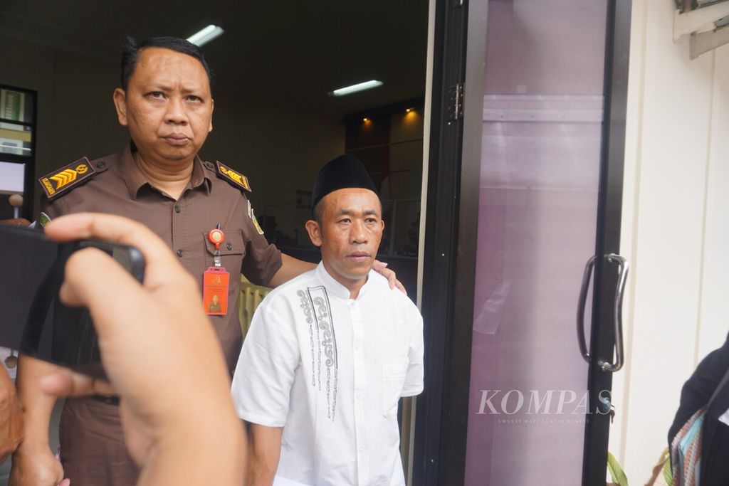 Terdakwa Slamet Tohari (46) berjalan meninggalkan ruang sidang di Pengadilan Negeri Banjarnegara, Selasa (3/10/2023).