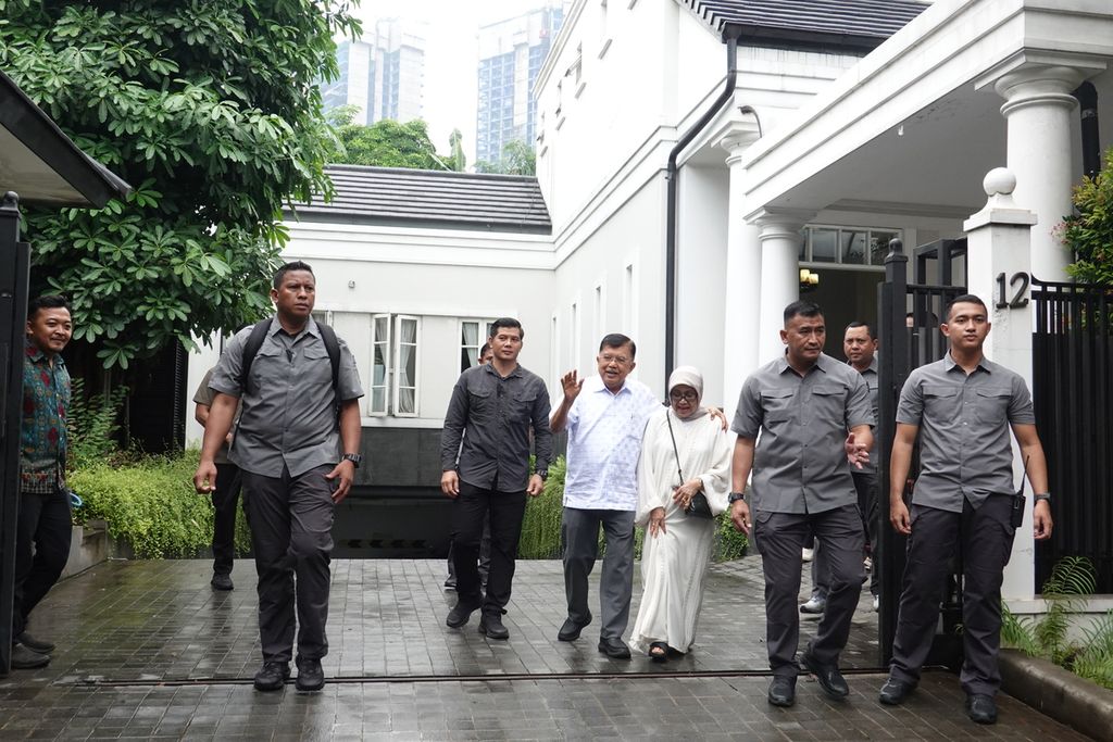 Wakil Presiden ke-10 dan ke-12 RI Jusuf Kalla bersama Nyonya Mufidah berjalan kaki menuju TPS Kelurahan Pulo, Kebayoran Baru, Jakarta Selatan, Rabu (14/2/2024). Di TPS itulah, Kalla beserta keluarganya mencoblos.