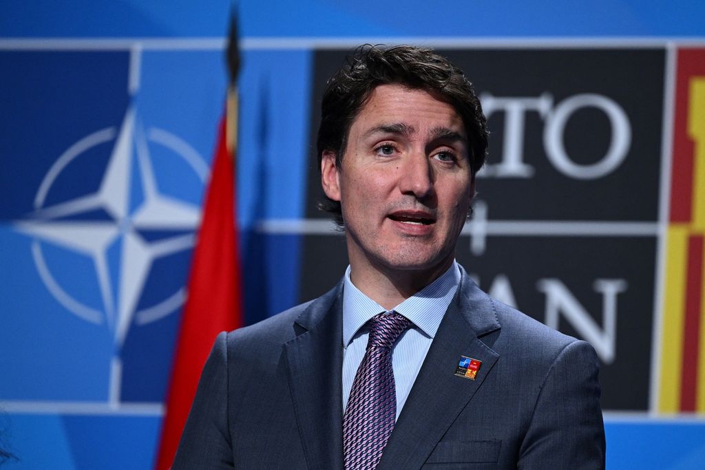 Perdana Menteri Kanada Justin Trudeau berbicara di depan wartawan saat konferensi pers pada KTT NATO di Ifema Congress Centre di Madrid, Spanyol, 30 Juni 2022. 