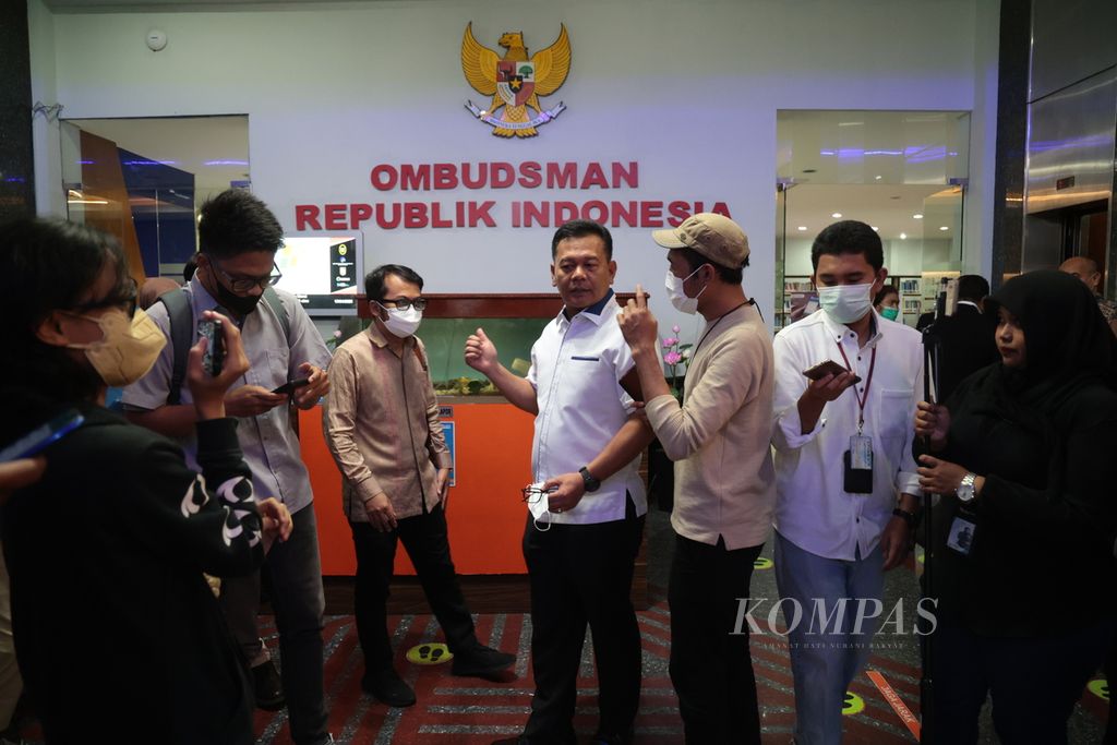 Mantan Direktur Penyelidikan Komisi Pemberantasan Korupsi (KPK) Brigjen (Pol) Endar Priantoro (tengah) seusai mendatangi kantor Ombudsman Republik Indonesia di Jakarta, Senin (17/4/2023).