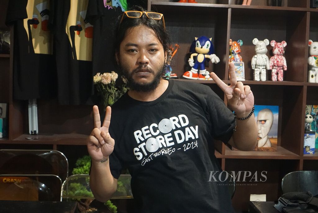 Produsen <i>hand made in ear monitor</i> lokal asal Samarinda, Dimas Asrur Fauzi (31) alias Pacuel, berpose dalam gelaran Record Store Day East Borneo 2024 di Kota Balikpapan, Kalimantan Timur, Minggu (28/4/2024).