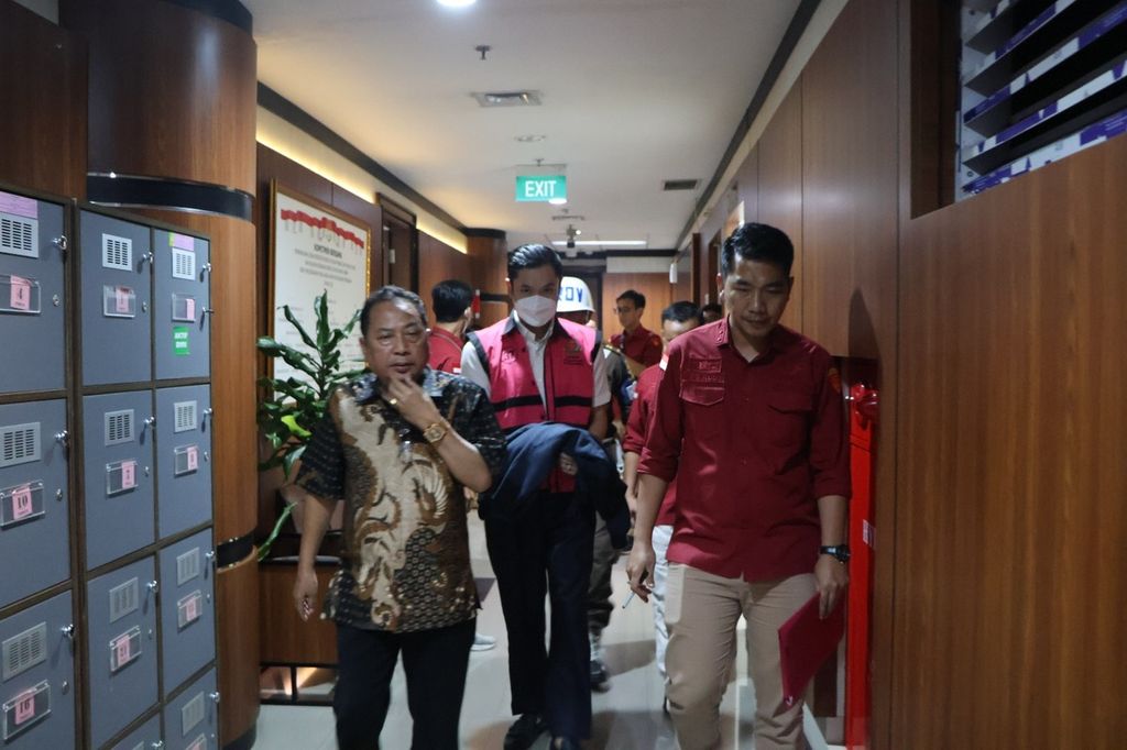 Setelah ditetapkan sebagai tersangka, Harvey Moeis dibawa penyidik untuk ditahan di Rutan Kejaksaan negeri Jakarta Selatan, Rabu (27/3/2024) malam. 