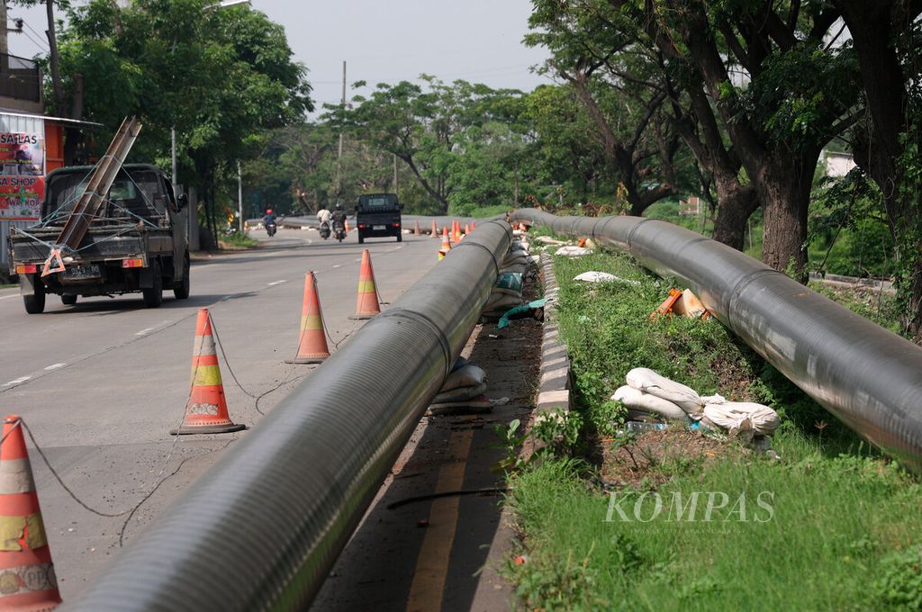 Pipa baja yang sebagian telah disambung dengan pengelasan sebagai bagian dari pembangunan transmisi gas bumi di kawasan utara Kota Semarang, Jawa Tengah, Rabu (10/1/2023). 