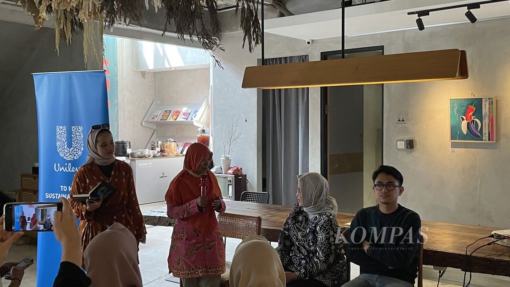 Ketua Bank Sampah Anggrek Ciliwung, Jakarta, Syamsuryati (kedua dari kiri) menceritakan strateginya dalam menyosialisasikan kebiasaan mengisi ulang sabun dan mengajak warga sekitar mengurangi pembelian sabun dengan kemasan sekali pakai pada bincang-bincang berjudul ”TRANSFORM x Alner: Kurangi Sampah Plastik Sekali Pakai dengan Kemasan Guna Ulang, Selamatkan Bumi, Berdayakan Komunitas!” yang diadakan di Jakarta, Jumat (28/7/2023).