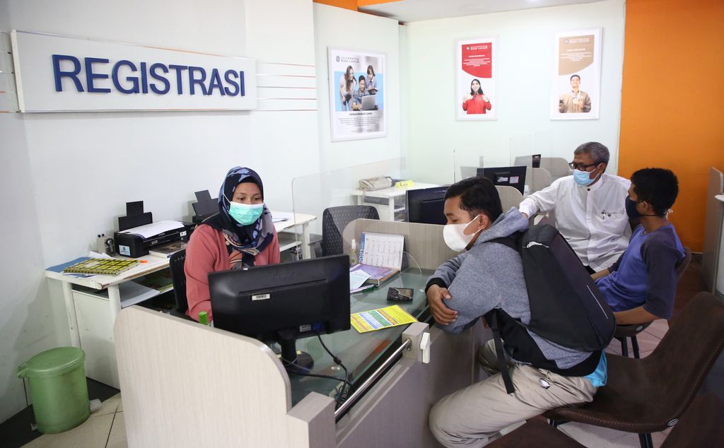 Petugas memberikan penjelasan kepada calon mahasiswa baru yang akan mendaftar di Universitas Budi Luhur, Jakarta Selatan, Selasa (22/6/2021). 