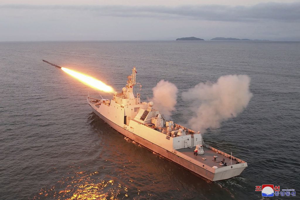 Foto tanpa keterangan tanggal yang dirilis pada 21 Agustus 2023 oleh Pemerintah Korea Utara ini menunjukkan uji coba penembakan rudal strategis dari kapal. 