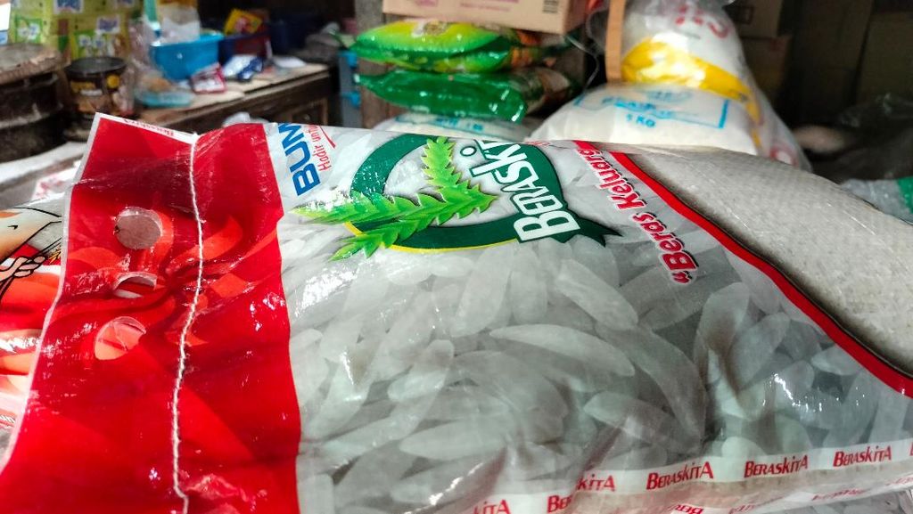 Sejumlah kemasan Beraskita, beras kualitas medium yang disalurkan Bulog untuk OP beras, tampak di salah satu kios pedagang di Pasar Borobudur, Kecamatan Borobudur, Kabupaten Magelang, Jawa Tengah, Selasa (14/2/2023).