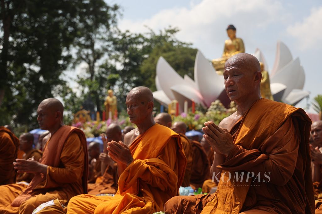 Biksu dari sejumlah negara mengikuti puncak perayaan Waisak 2567 BE/2023 di Candi Borobudur, Magelang, Jawa Tengah, Minggu (4/6/2023). 