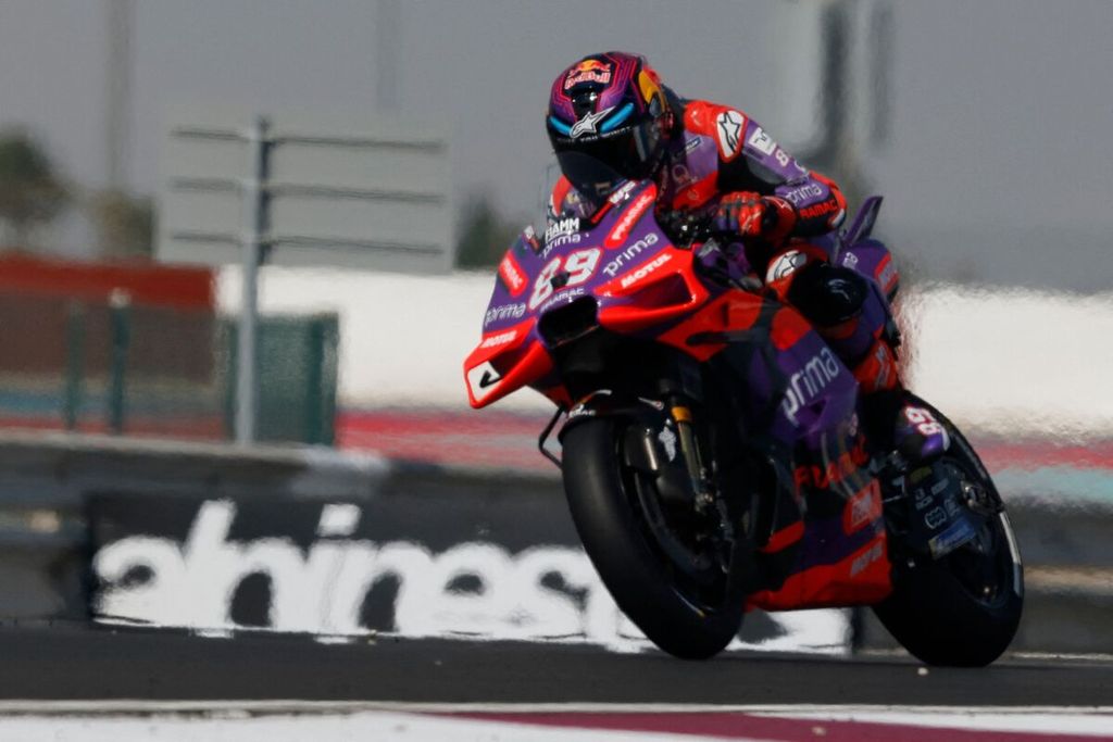 Pebalap Pramac Racing Jorge Martin beraksi dengan motornya saat sesi latihan bebas kedua Grand Prix MotoGP seri Qatar di Sirkuit Internasional Lusail, Doha, Sabtu (9/3/2024). 