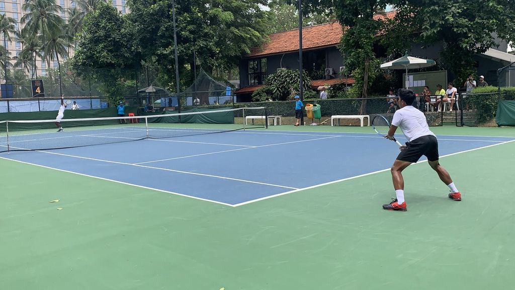 Pertandingan babak 32 besar, antara petenis Indonesia, M Rifqi Fitriadi (kanan) menghadapi wakil India, Niki Kaliyanda Poonacha di turnamen tenis Medco Power Tennis Champinships M15 2023 di lapangan tenis Hotel Sultan, Rabu (18/1/2023). Rifqi takluk, 6-4, 2-6, 4-6.