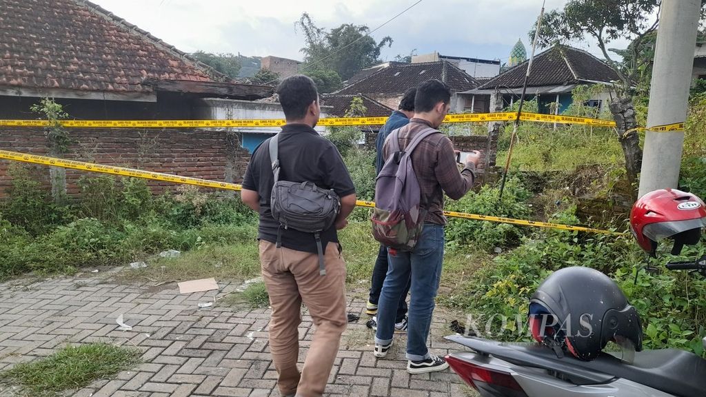 Garis polisi membentang di tempat yang diduga menjadi lokasi pesta miras di Dusun Leses, Desa Ngijo, Kecamatan Karangploso, Kabupaten Malang, Jawa Timur, Rabu (10/5/2023)