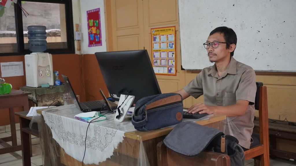 Guru Kelas 6 SD Negeri Bendungan Hilir 09 Pagi Jakarta, Slamet Sutanto, saat mengajar daring di ruang kelasnya, Rabu (5/8/2020).