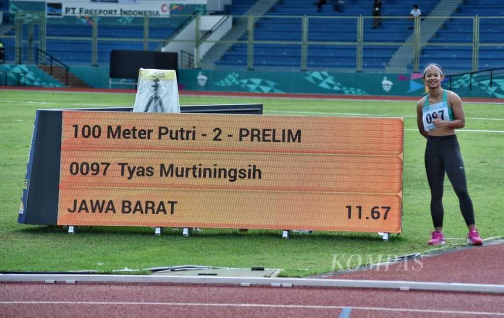 Pelari putri Jawa Barat, Tyas Murtiningsih, berpose seusai beraksi dalam penyisihan lari 100 meter putri di Stadion Atletik, kompleks Olahraga Mimika PT Freeport Indonesia, Kota Timika, Papua, 6 Oktober 2021. Tyas berhasil finis pertama dengan waktu 11,67 detik dan memecahkan rekor PON milik Irene Truitje Joseph dengan 11,73 detik pada PON Jawa Timur 2000.