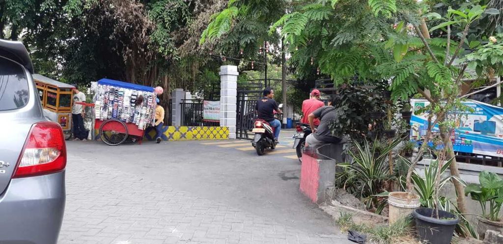 Situasi Jalan TK Mutiara, Kelurahan Cipadu, Kecamatan Larangan, Tangerang Kota. Polisi telah menindak sekelompok orang yang memeras pedagang di kawasan Cipadu dengan dalih untuk tunjangan hari raya (THR).