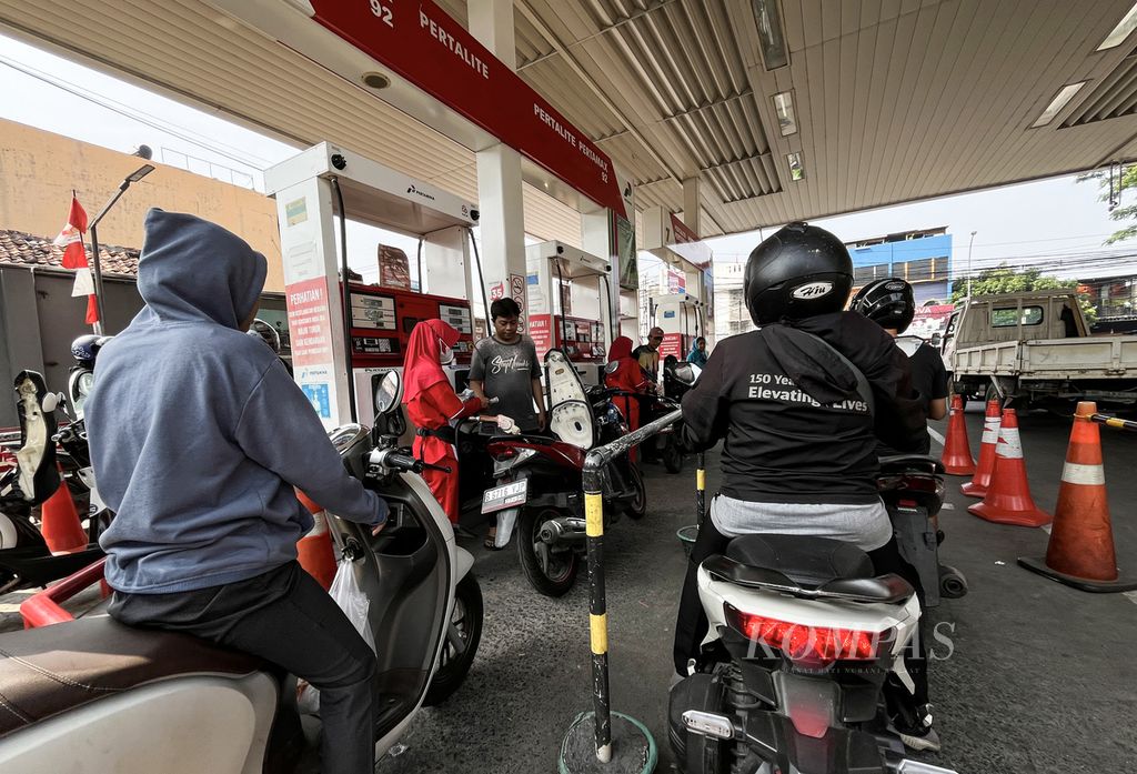 Sepeda motor antre untuk mengisi bahan bakar minyak jenis pertalite di SPBU di kawasan Larangan, Kota Tangerang, Banten, Jumat (30/8/2024). Pemerintah melalui Kementerian ESDM berencana menerbitkan aturan baru terkait pembelian BBM subsidi jenis pertalite.